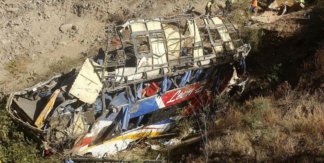 Volcadura de autobús deja al menos 18 muertos y 48 heridos en Perú