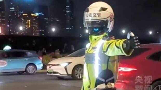 Video: Estrenan un robot policía que dirige el tráfico en Shanghái, China