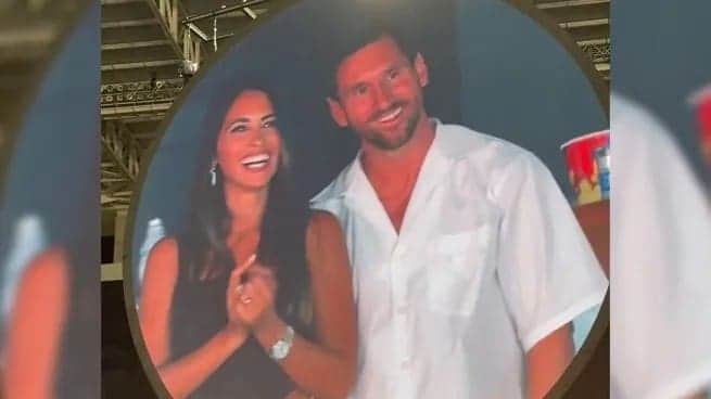 Video: Sorprenden a Lionel Messi y a Antonela Roccuzzo con la "kiss cam" del concierto de Coldplay en Miami