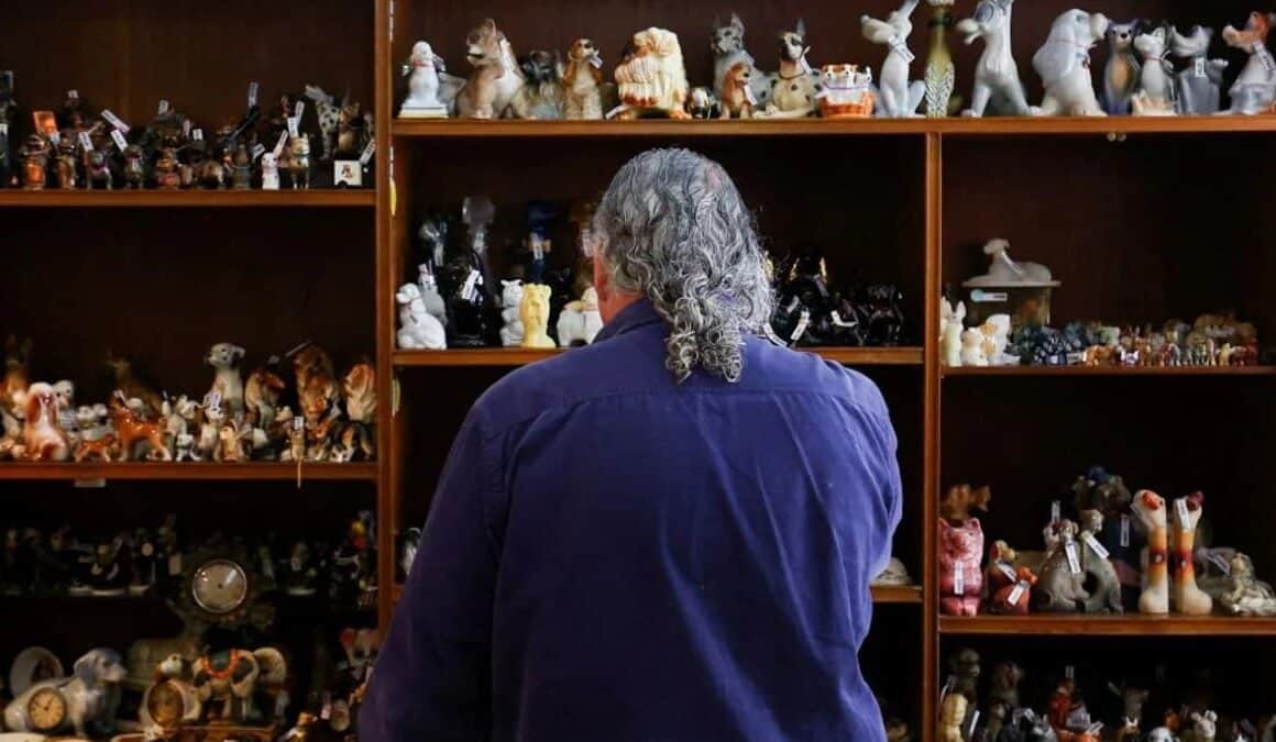 Hombre de España logra Récord Guinness por reunir 5 mil figuras de perritos