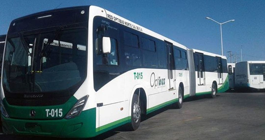 Atienden de emergencia a tres personas intoxicadas por amoníaco derramado en un camión en Guanajuato