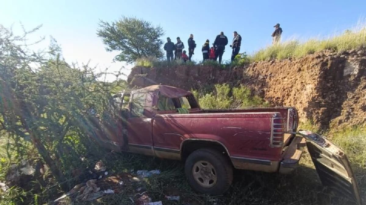 Fallece un jornalero y 15 resultan heridos tras volcadura de camioneta en Zacatecas