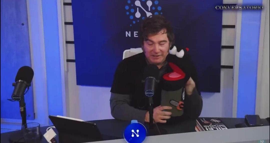 Video: Acude Javier Milei a entrevista en Argentina y acaba haciendo un show de títeres libertarios