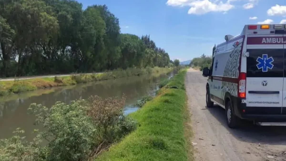 Mueren dos adultos mayores y niño desaparece tras caída de auto a un canal en Hidalgo