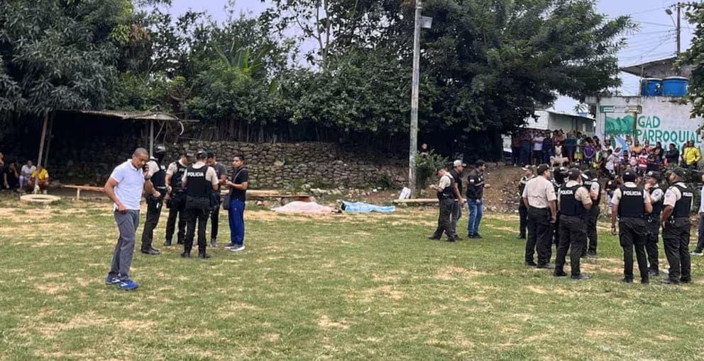 Sicarios acribillan a tres hombres durante un partido de futbol en Ecuador