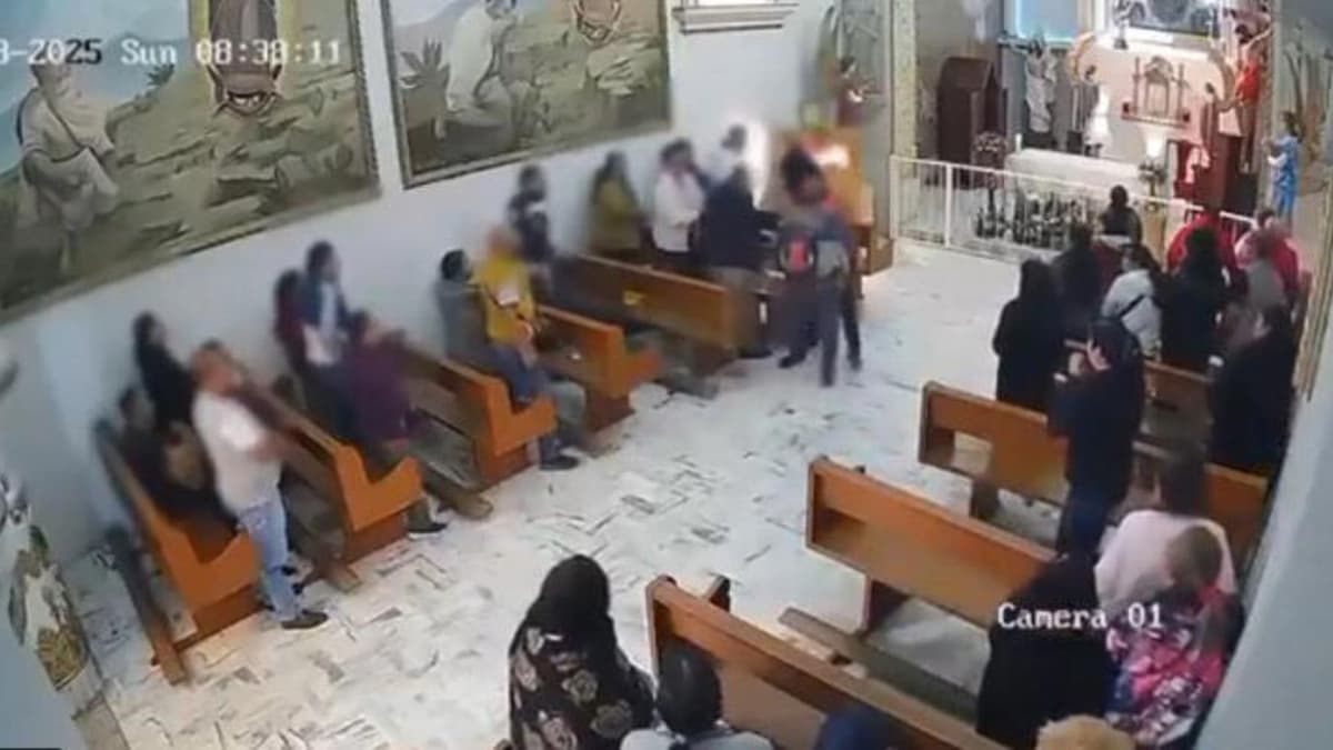 Video: Hombre intenta asesinar a otro al interior de una iglesia en Edomex; feligreses lo impiden