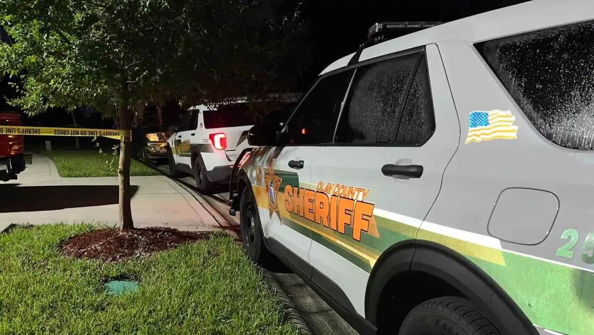 Joven de 14 años asesina con una pistola a sus padres y llama a la policía para entregarse en Florida