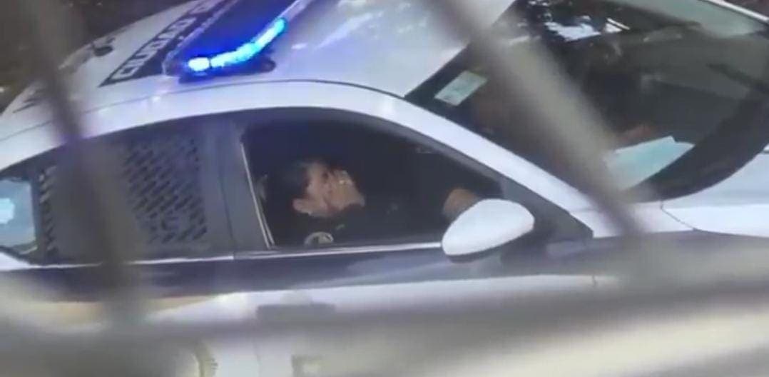 Video: Captan a policías de Cdmx teniendo relaciones a bordo de una patrulla