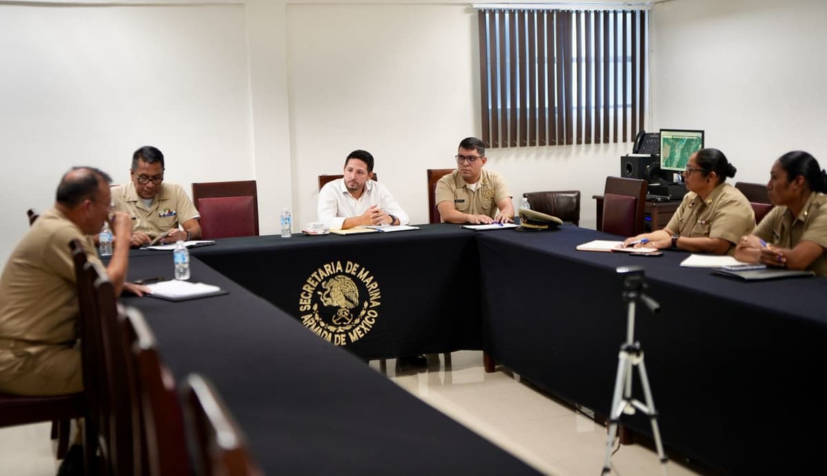 Se reúne Renán Sánchez Tajonar con autoridades navales para avanzar en la protección de la Laguna de Bacalar