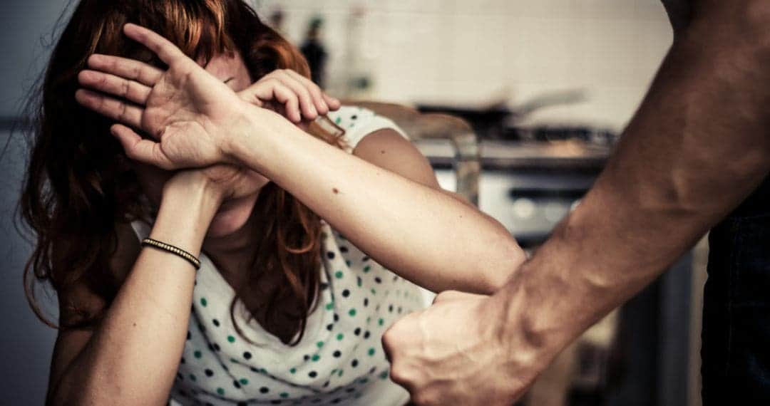 Modelo de Oaxaca denuncia a su expareja por golpes y amenazas con arma