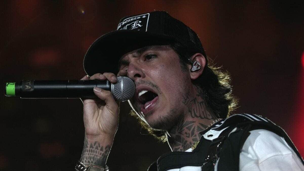 Video: Natanael Cano golpea y destruye equipo de su DJ en pleno concierto en el Baja Beach Fest