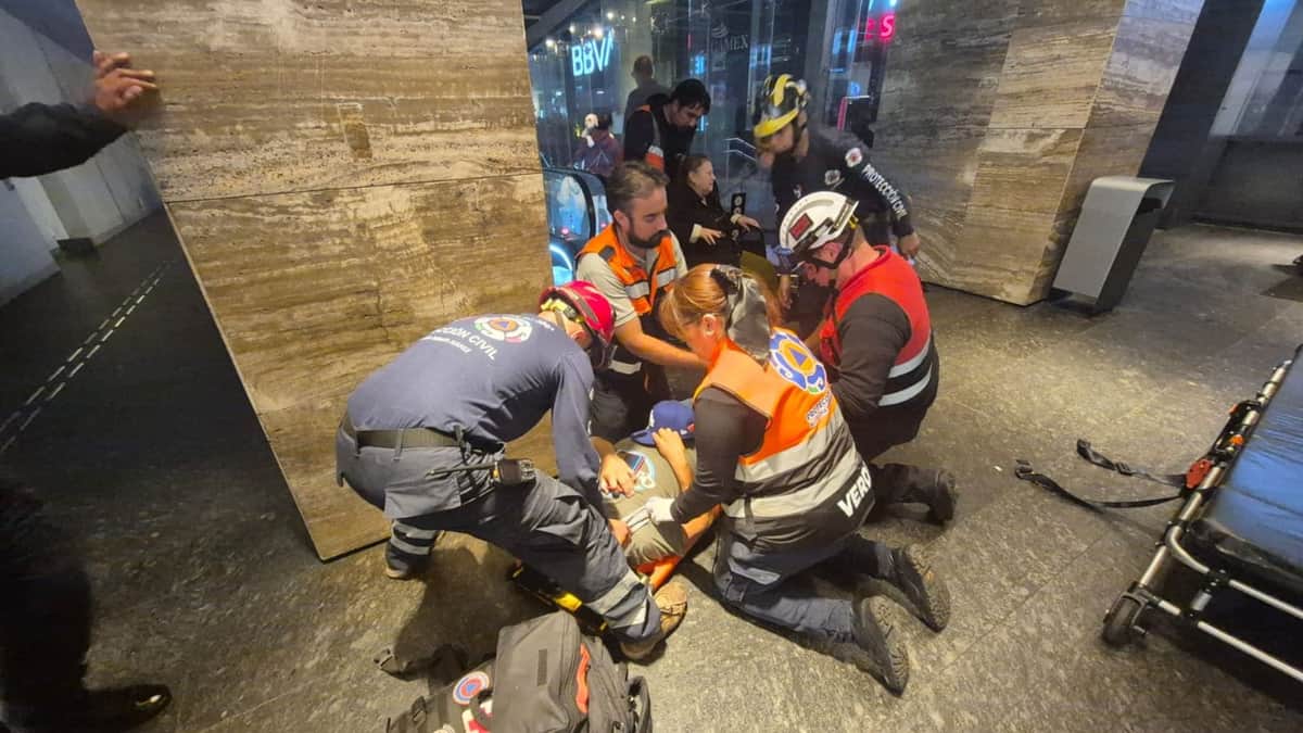 Video: Se desploma elevador de Plaza Mitikah en la alcaldía Benito Juárez, CDMX; hay dos lesionados