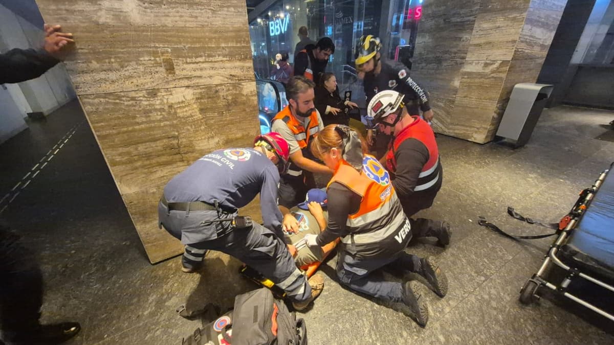 Video: Se desploma elevador de Plaza Mitikah en la alcaldía Benito Juárez, CDMX; hay dos lesionados