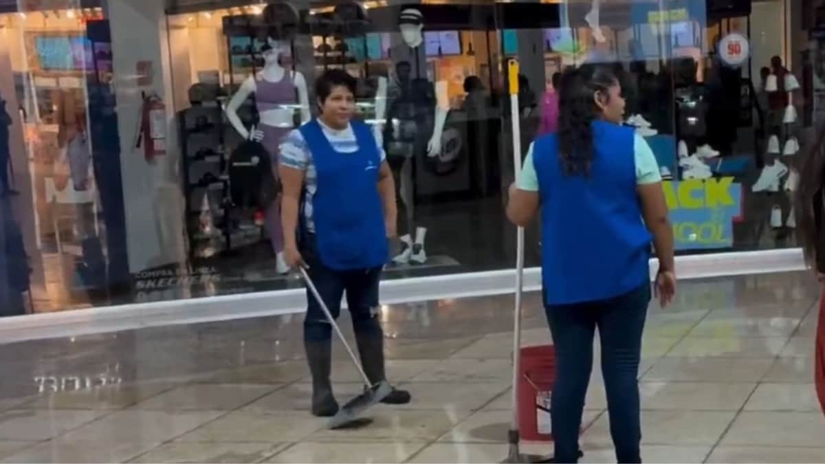 Video: Filtraciones provocan el desprendimiento de un plafón en Plaza las Américas en Playa del Carmen