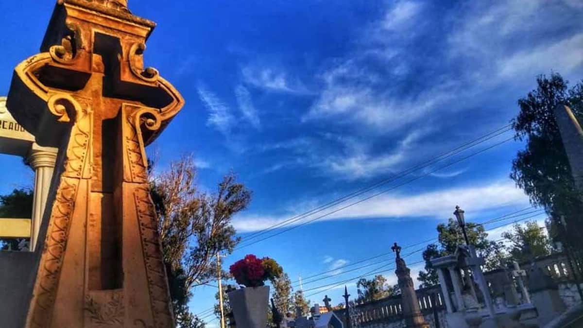 Hombre casi se quita la vida en la tumba de su hija en Durango