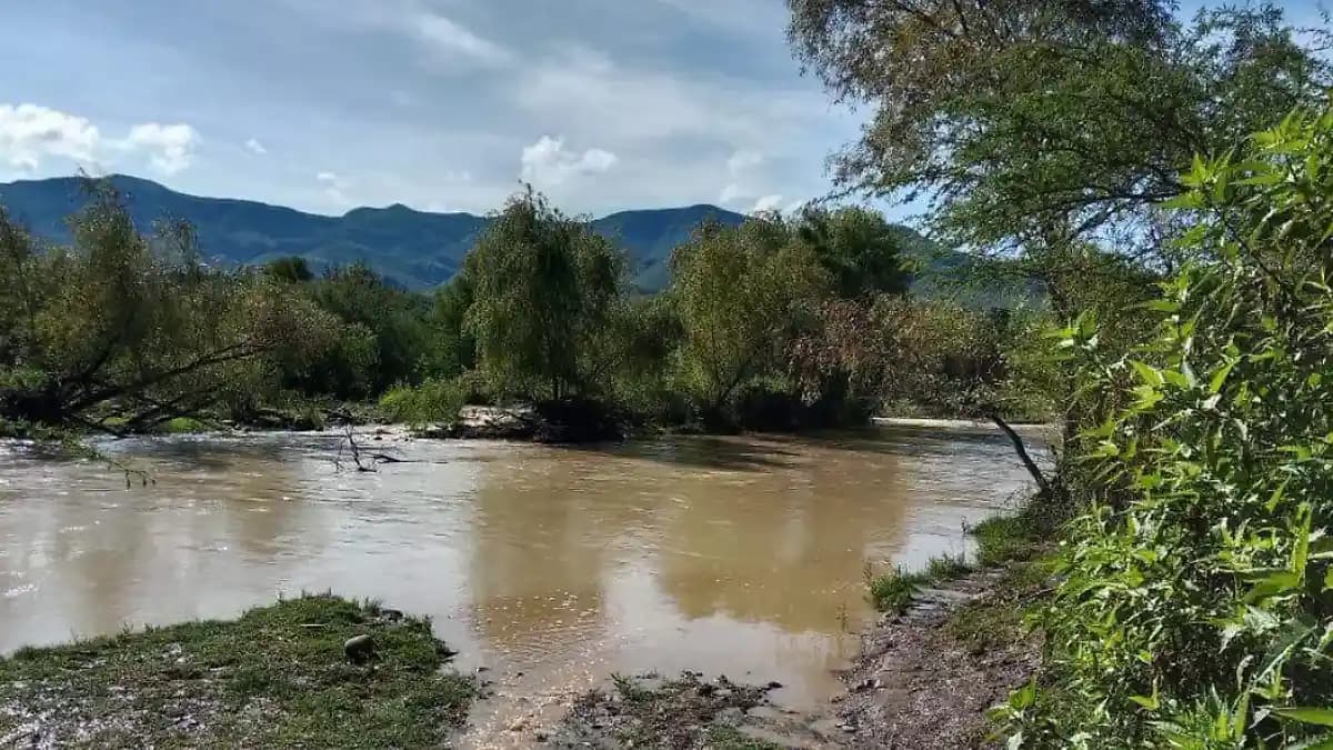 Encuentran cuerpo de niño arrastrado por un río en Durango