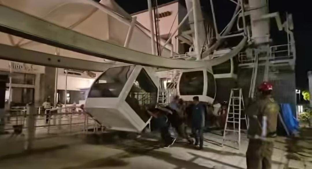 Video: Rescatan a 19 personas atrapadas en la rueda de la fortuna de Plaza La Isla de Cancún