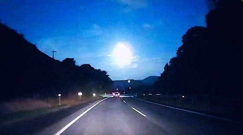 Video capta impresionante bola de fuego que cruza el cielo en Japón
