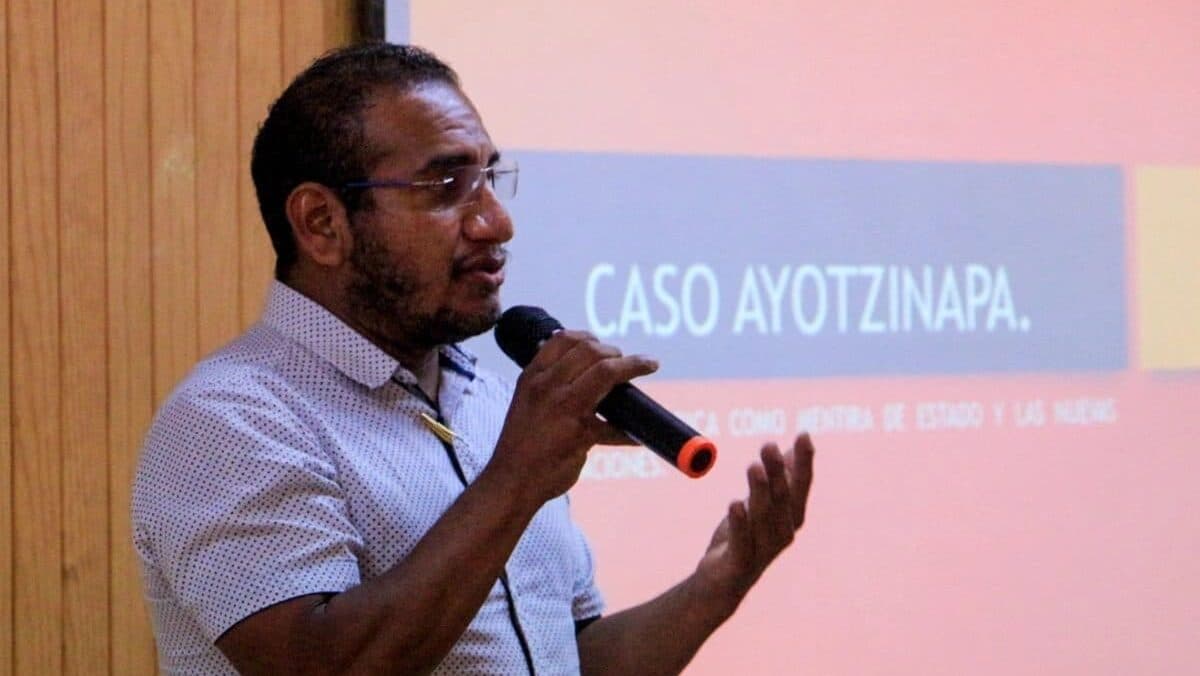 Renuncia Vidulfo Rosales como abogado de los padres de los 43 normalistas de Ayotzinapa