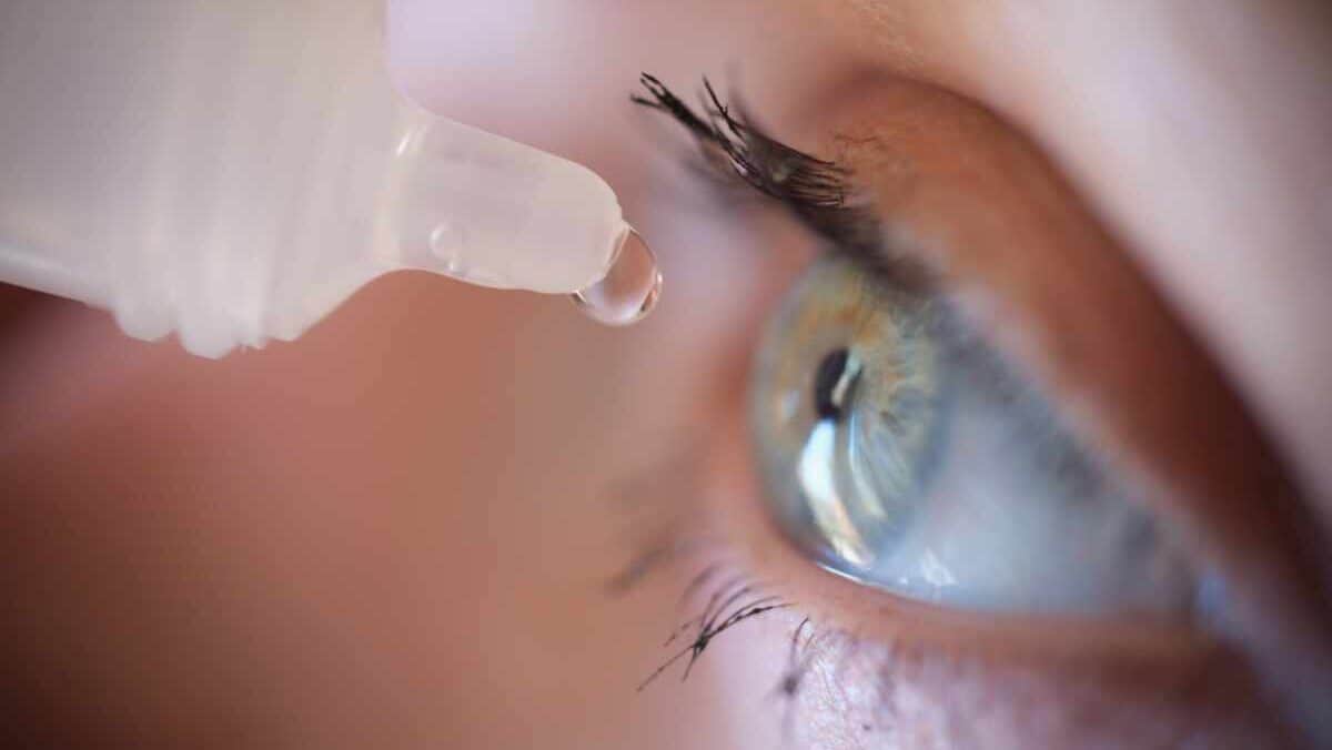 Hospitalizan a mujer que se aplicó pegamento en los ojos en Saltillo, Coahuila