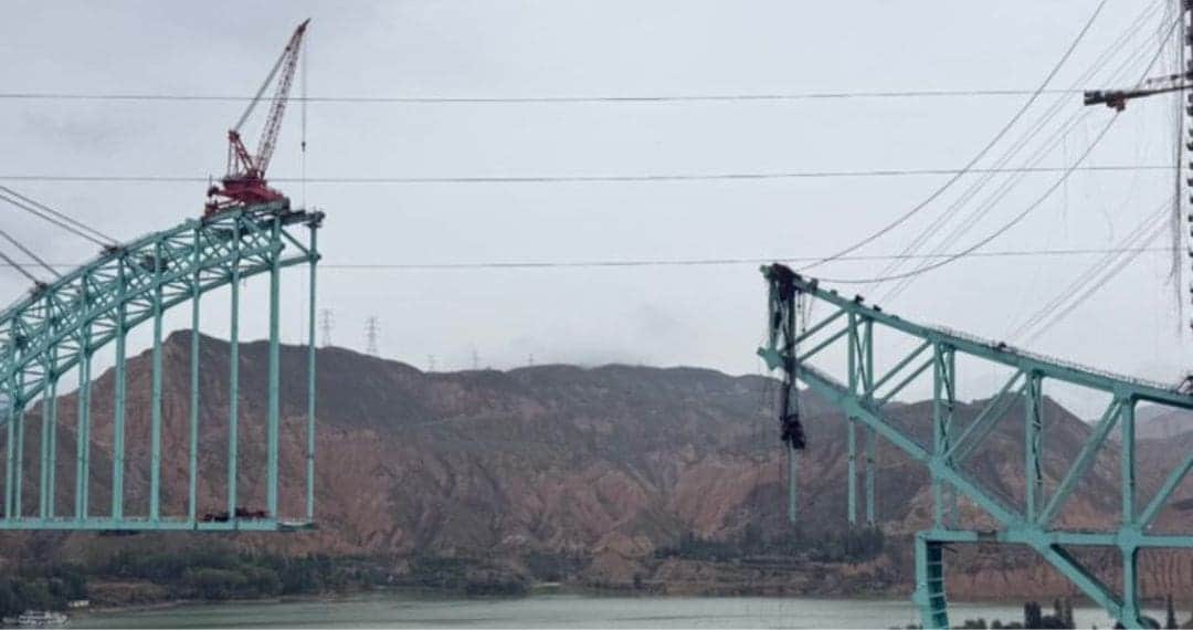Video: Mueren 12 personas y desaparecen cuatro por colapso de puente en construcción en China