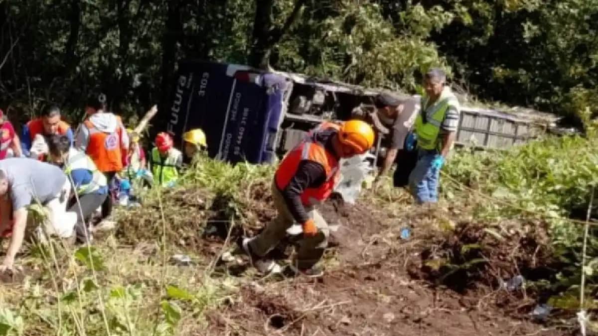 Mueren tres personas y 21 quedan heridas tras volcarse un autobús en Puebla