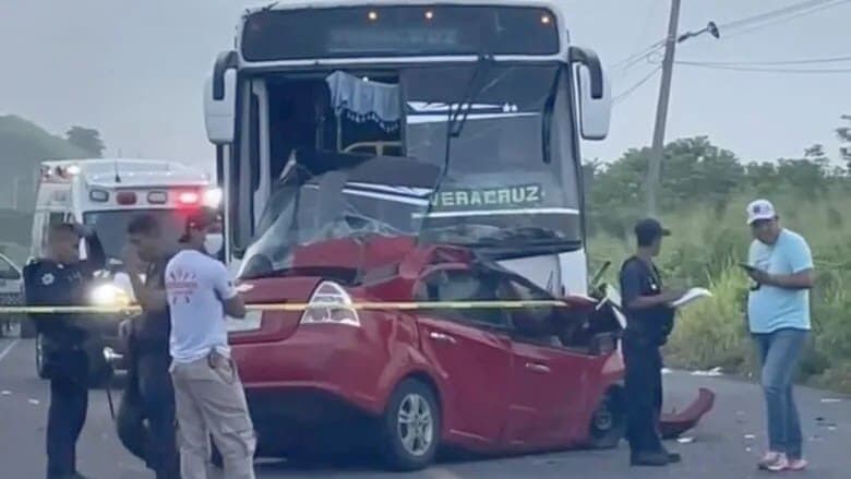 Mueren prensados tres menores y sus padres tras chocar contra un autobús en Veracruz