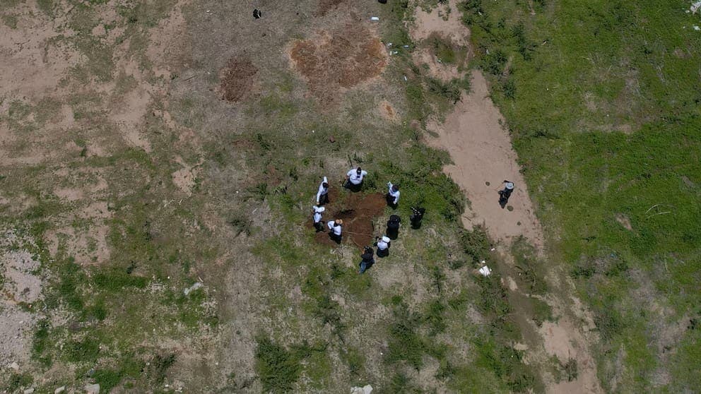 Descubren 66 cuerpos en fosas clandestinas en La Paz, Baja California Sur