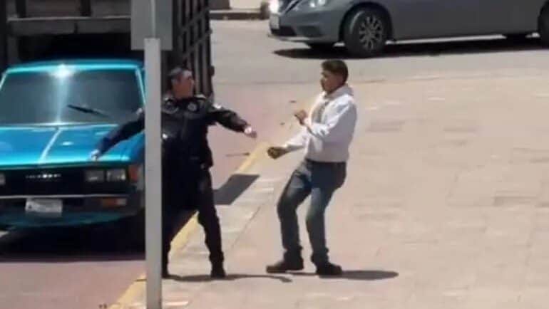 Video: Sujeto da una golpiza a policía por levantarle una multa en Tlaxcala