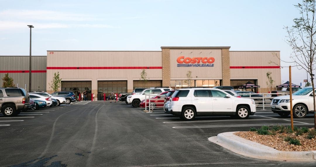 Niño devuelve anillo de brillantes perdido en una tienda en Estados Unidos