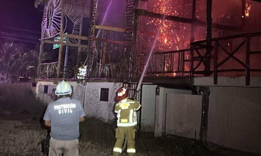 Se incendia palapa del restaurante Oasis en Tulum