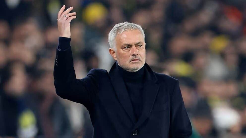 Futbolista mexicano Edson Álvarez se queda sin entrenador; Fenerbahce echa a José Mourinho