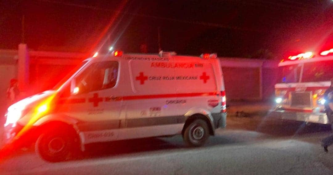 Hombre se desvanece al pintar una cisterna en Chihuahua; paramédicos dan reanimación cardiopulmonar