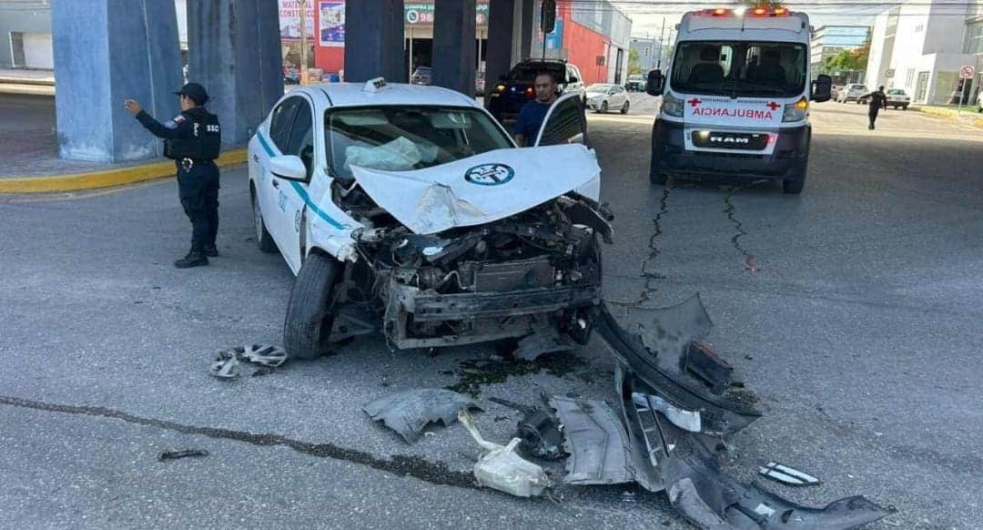 Taxista de Playa del Carmen queda lesionado luego que su unidad acabara destrozada tras un choque