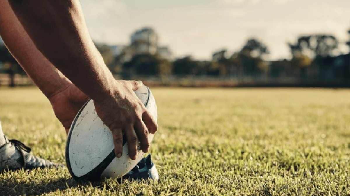 Video: Exjugador de rugby levanta la falda a una mujer durante una fiesta en Francia