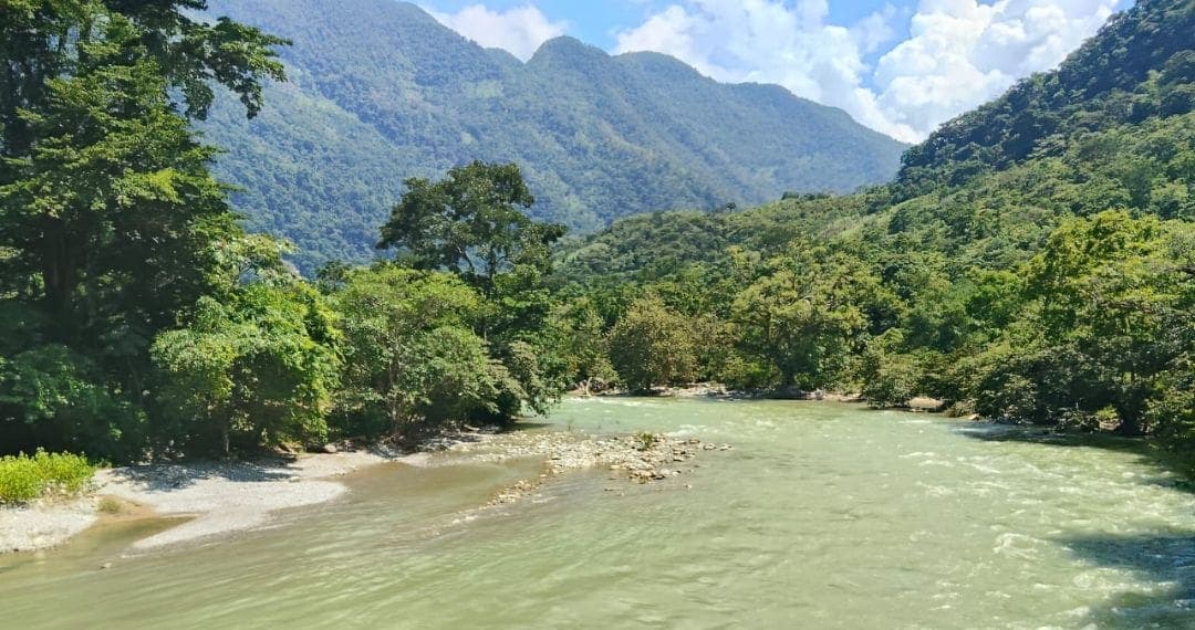 Niña cae a un río en Puebla; autoridades continúan la búsqueda