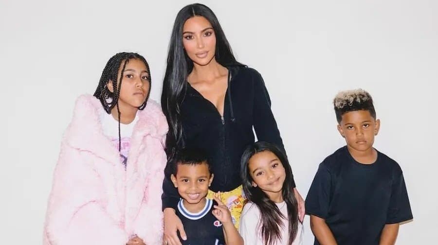Confiesa Kim Kardashian que está en contra de las tareas escolares