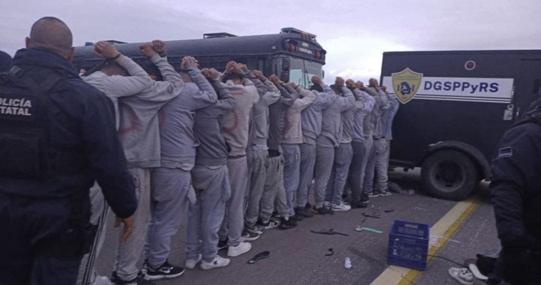 Autoridades trasladan a 30 reclusos peligrosos a penal de Chiapas