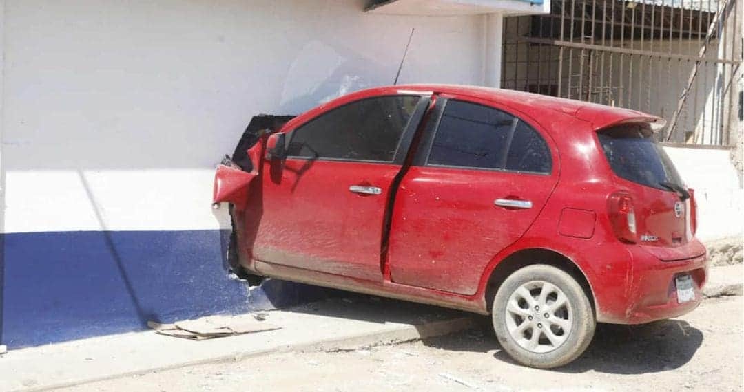 Conductora se estrella contra una farmacia en Hermosillo, Sonora