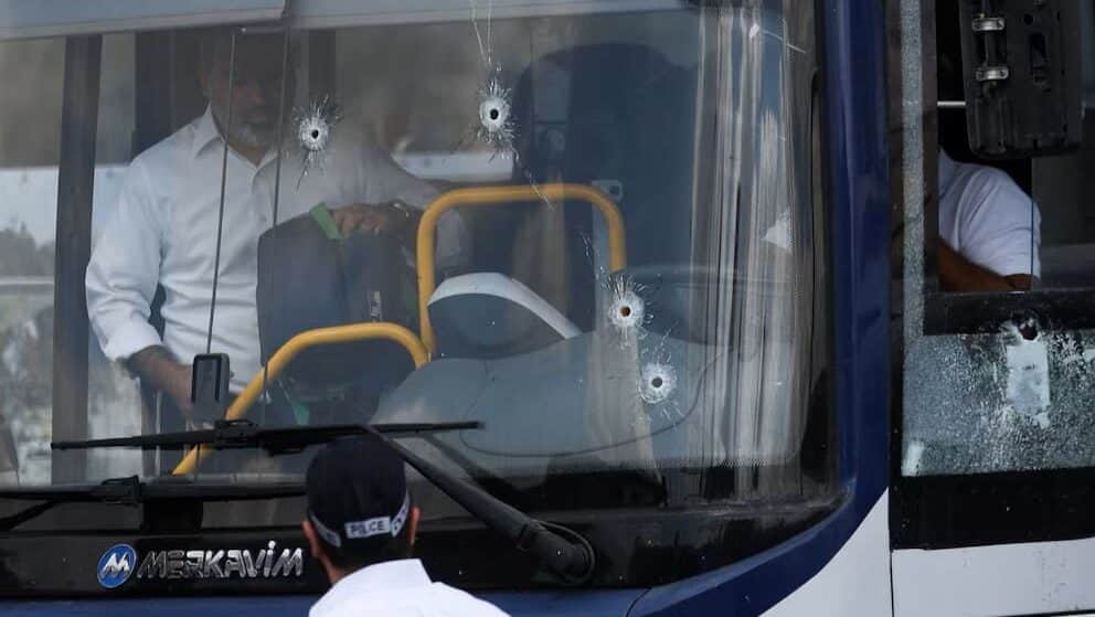 Video: Tiroteo contra autobús de pasajeros deja al menos seis muertos y varios heridos en Jerusalén