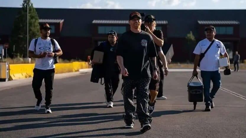 Canelo Álvarez llega a Las Vegas para su pelea contra Terence Crawford