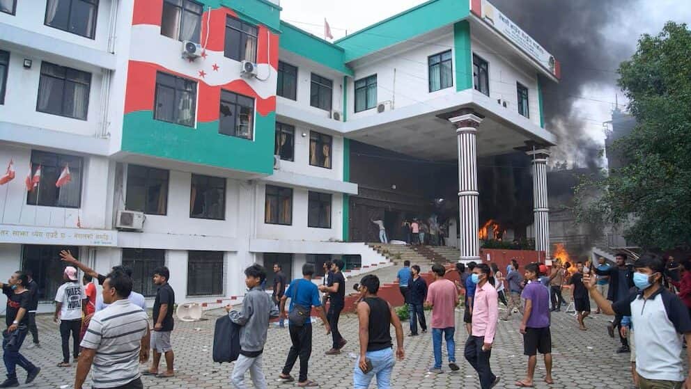 Video: Mueren al menos 19 personas tras protestas por la prohibición de redes sociales en Nepal