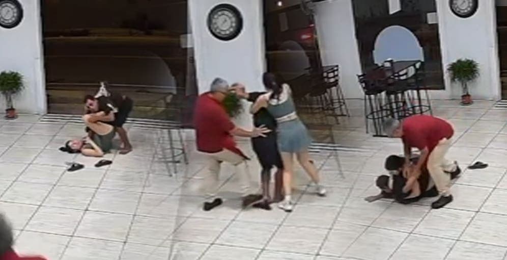 Video: Mujer impide robo de un restaurante golpeando al ladrón en Costa Rica
