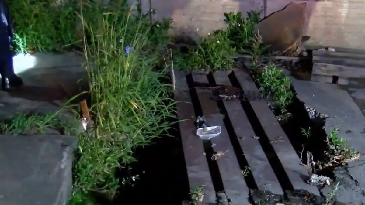 Video: Hombre queda atrapado en una alcantarilla por intentar usarla como baño en Guadalajara, Jalisco