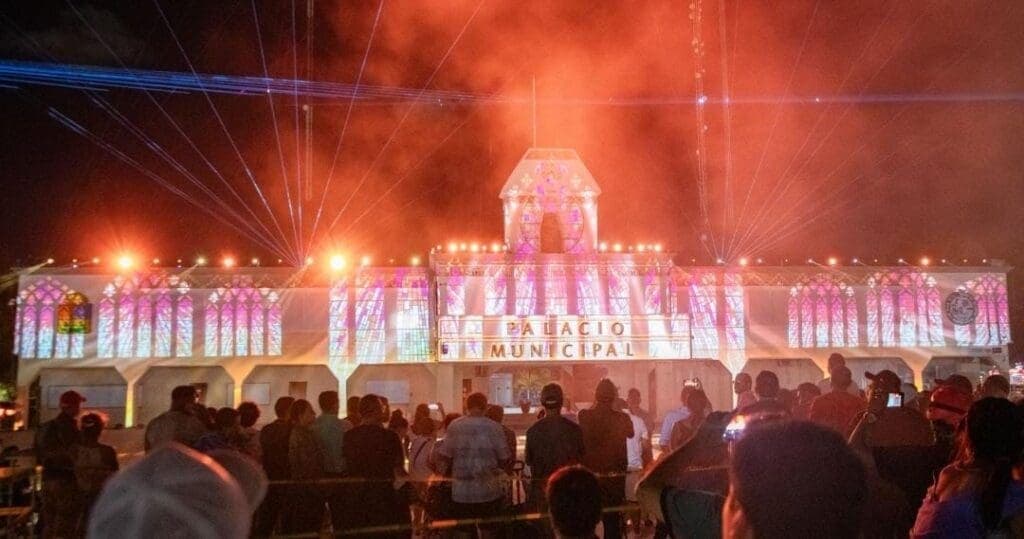 Familias de Playa del Carmen y visitantes disfrutan espectacular videomapping sobre la Independencia de México