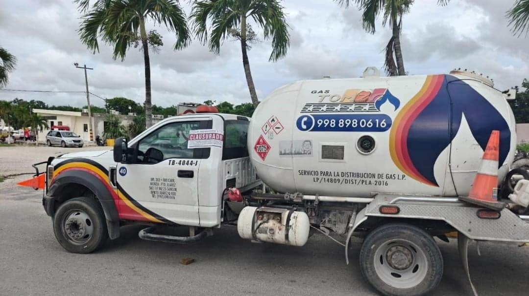Previenen una tragedia; clausuran en Cancún una pipa con fuga de Gas Tomza