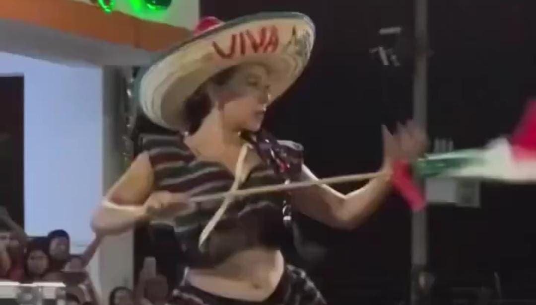 Video: Genera polémica festejo de fiestas patrias con una bailarina exótica en Chiapas