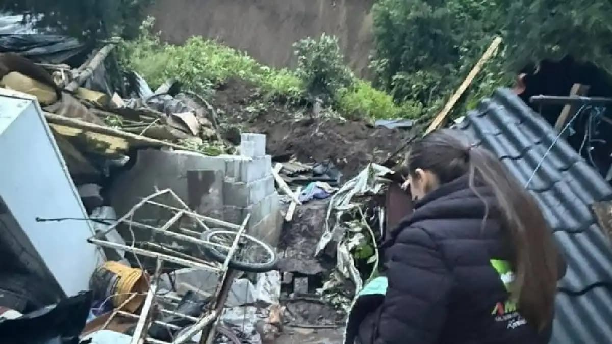 Mueren padre e hija menor de edad tras derrumbarse un cerro en Edomex