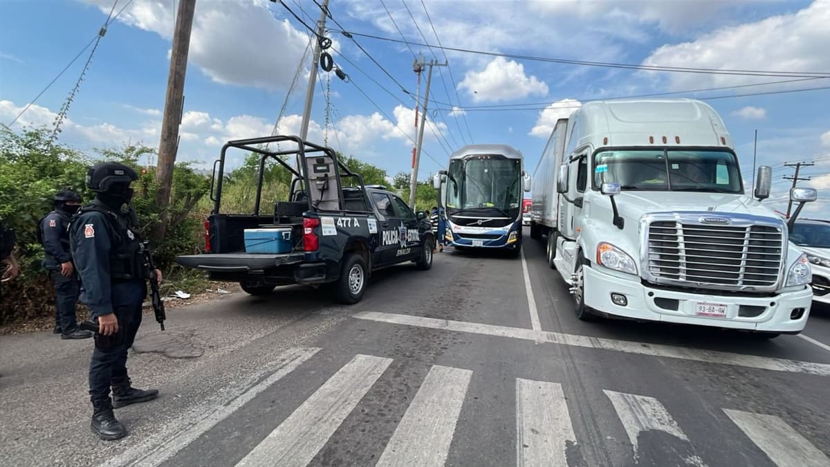 Disparan contra la camioneta de la hija del gobernador de Sinaloa, Rubén Rocha Moya; hay dos agentes heridos