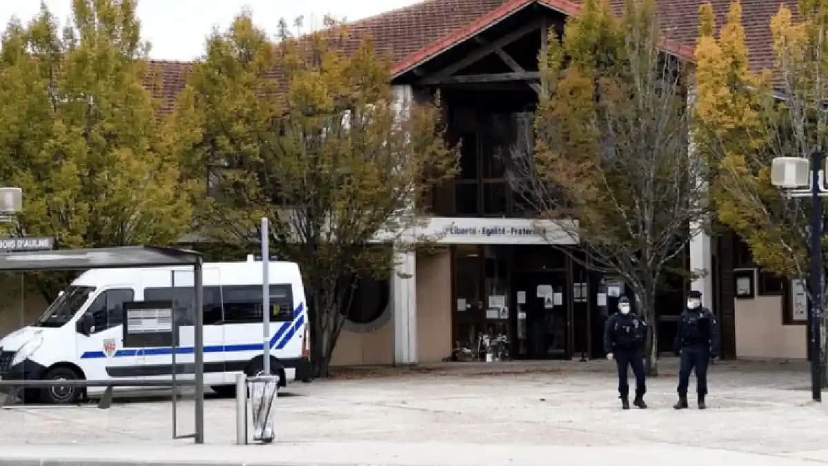 Menor de edad apuñala a su maestra y luego intenta quitarse la vida en Francia